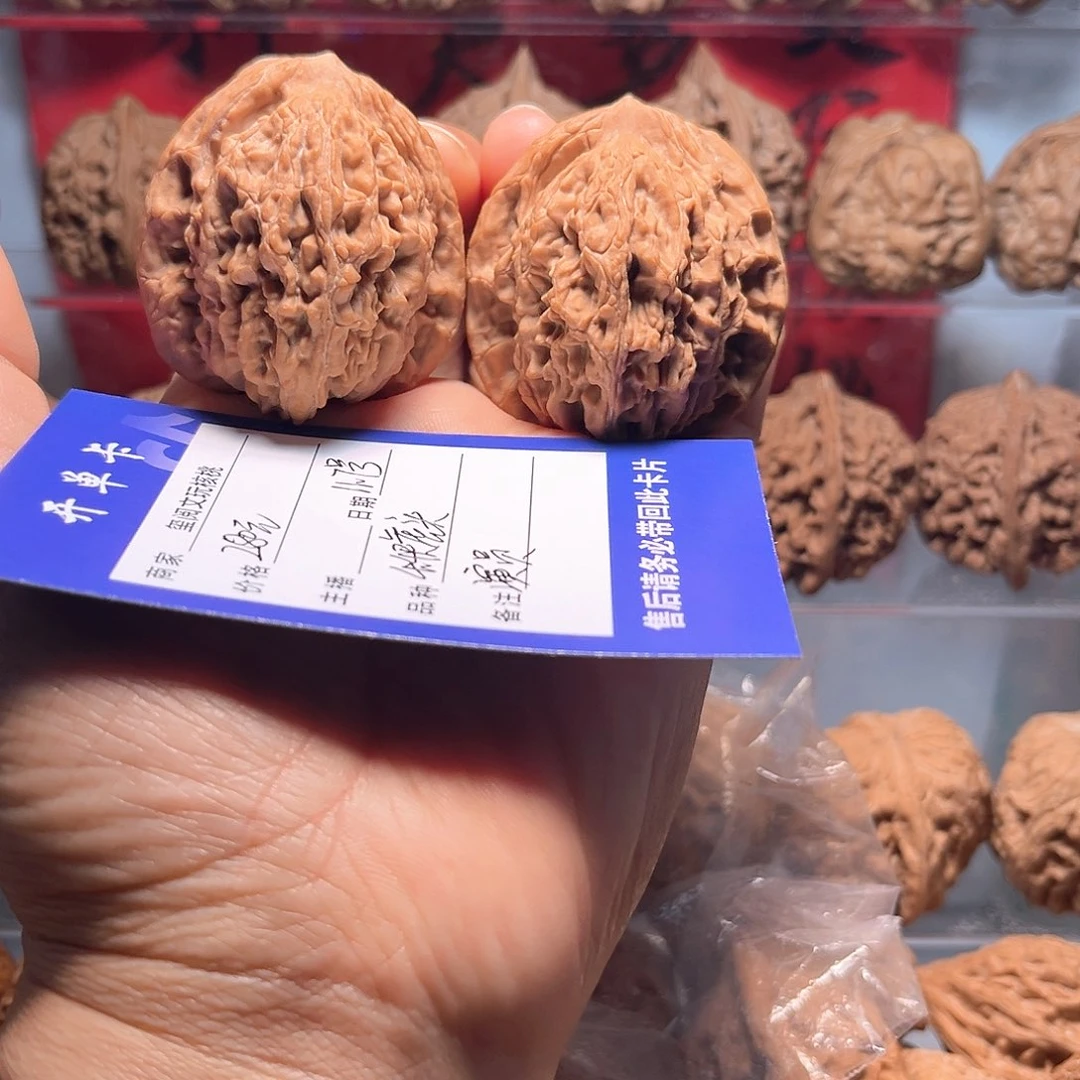 演***员文玩核桃吊坠4.4尺虎头