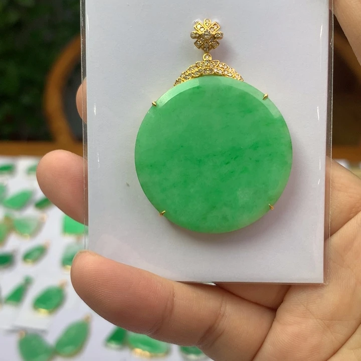 翡翠18K金镶嵌颈饰翡翠首饰