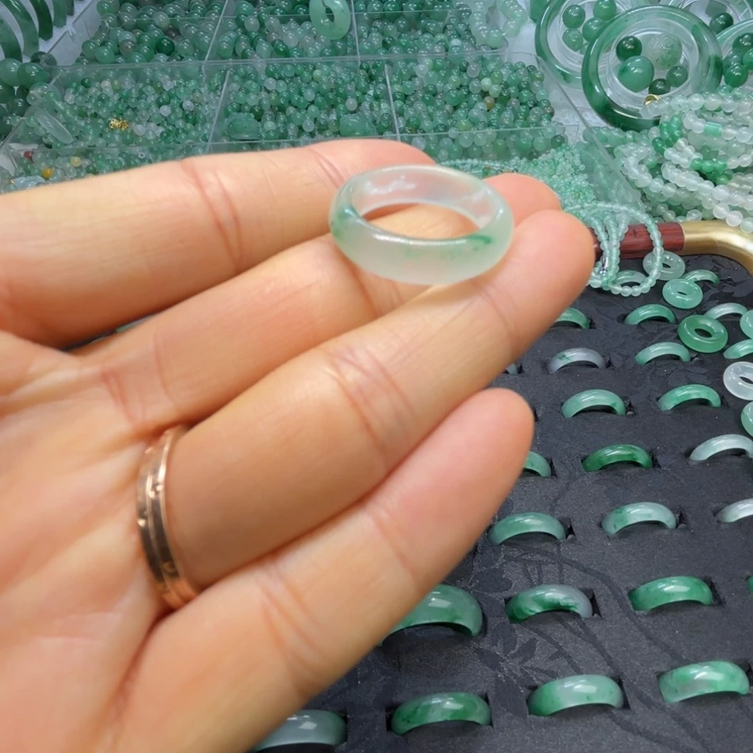 石英质玉（非洲翠）未镶嵌散珠戒指圈口14+