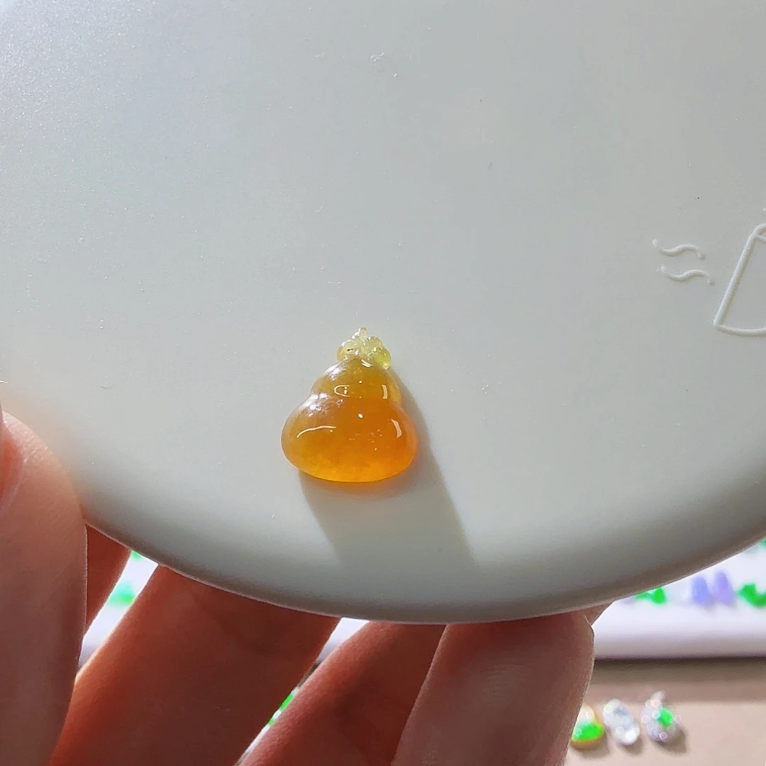 翡翠未镶嵌颈饰葫芦