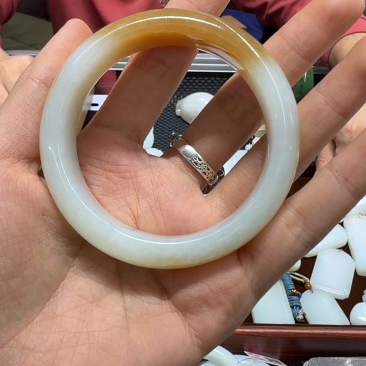 和田玉（糖玉）未镶嵌手镯