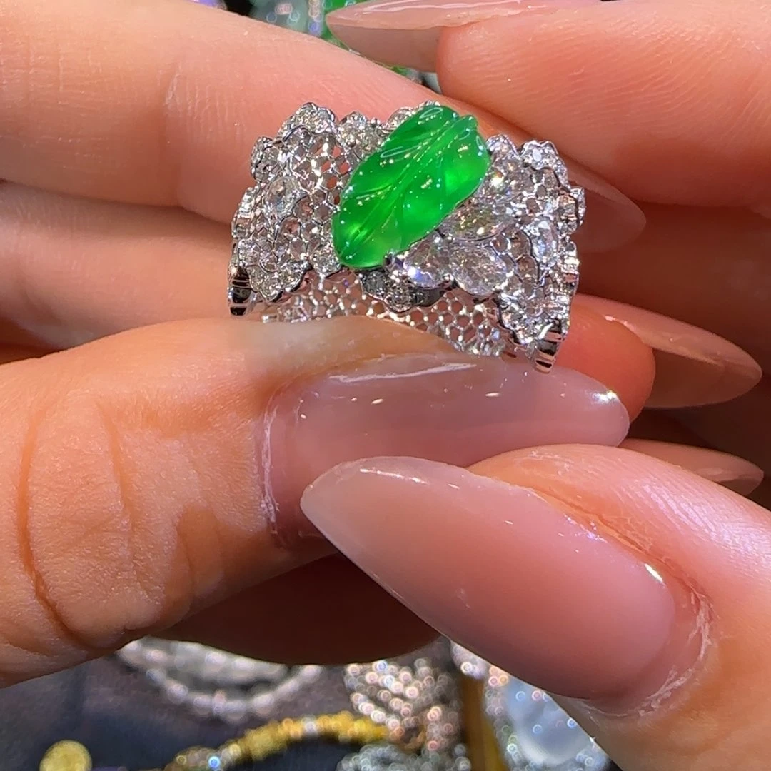 翡翠戒指18K金镶嵌叶子