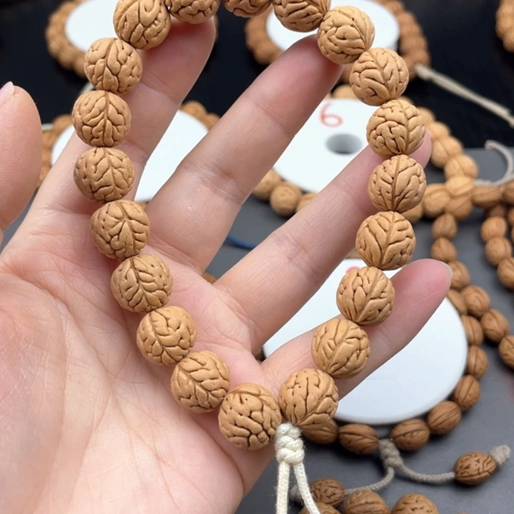 东*13.5尺寸野生桃核手持