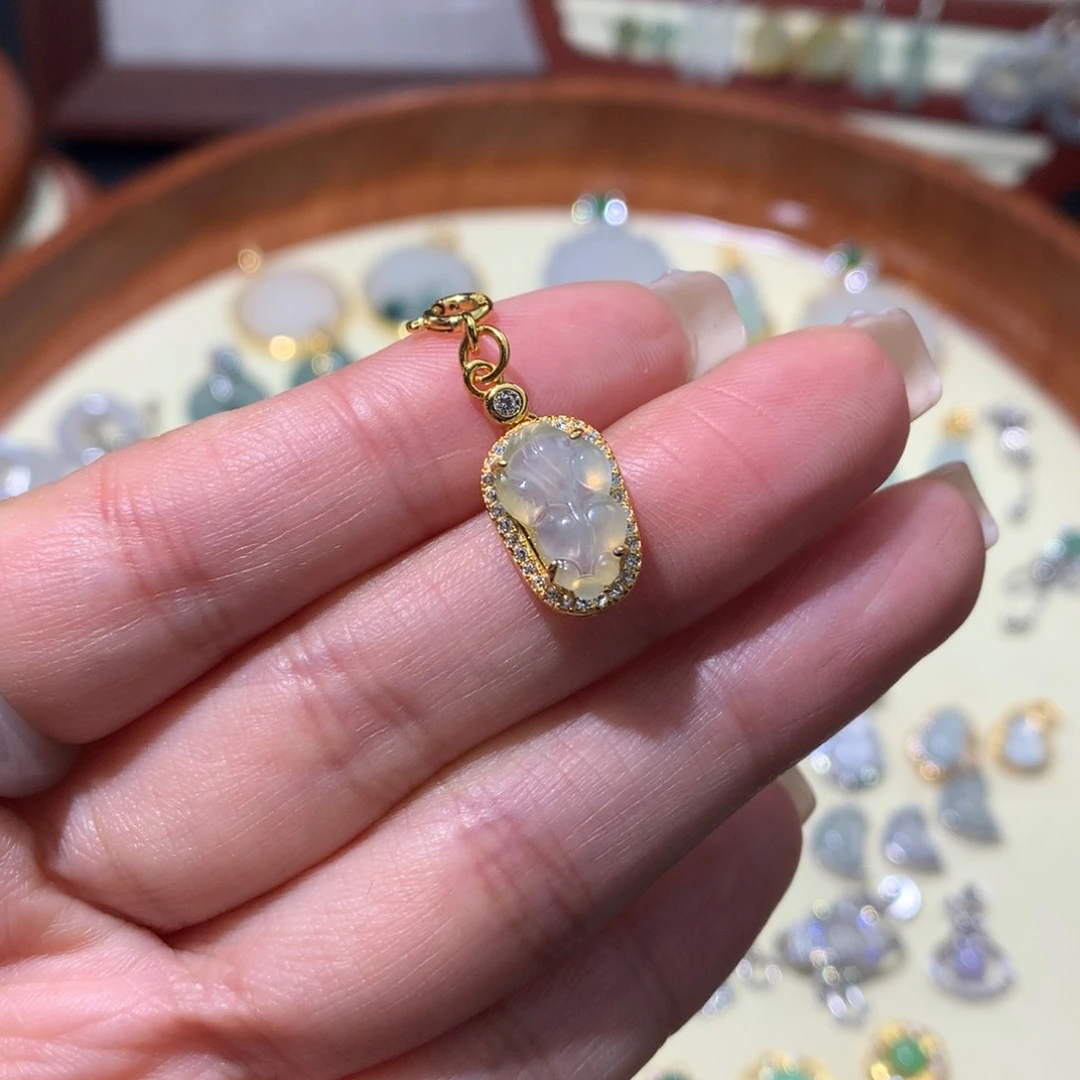 翡翠未镶嵌颈饰金鱼滴流