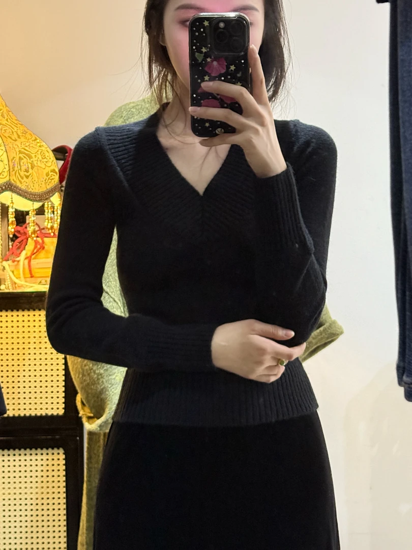 北池PiscineNord 法式复古V领毛衣女冬保暖打底洋气显瘦弹力针织