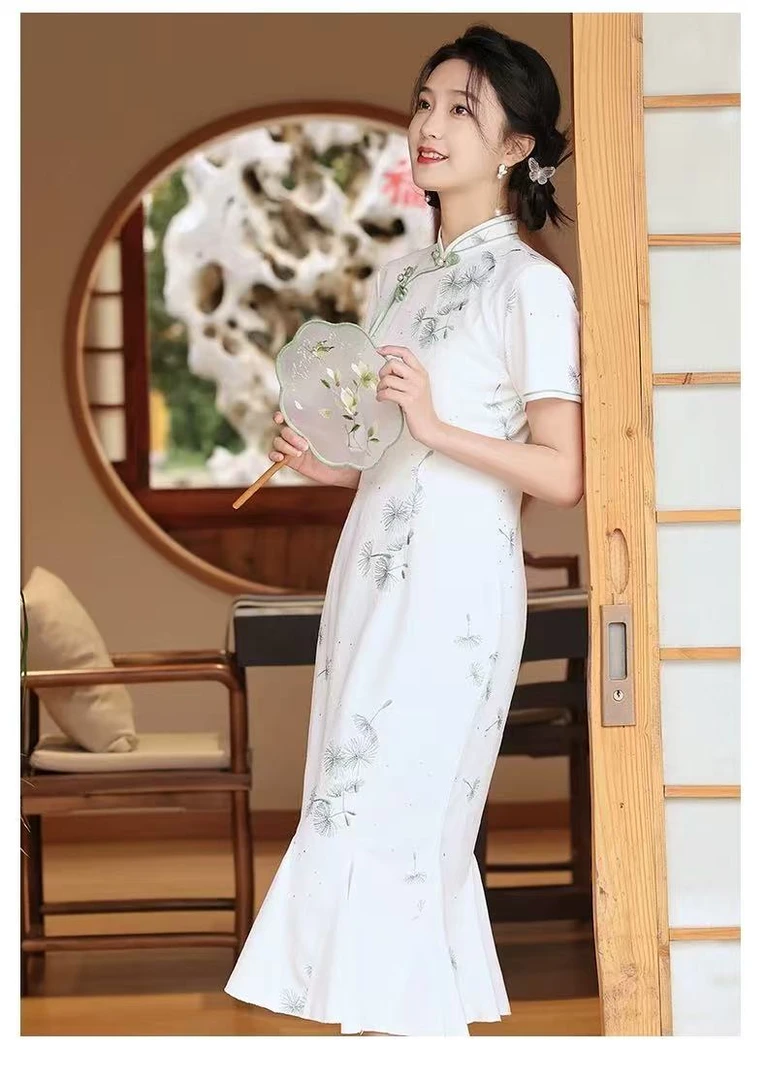 0588  白底绿花 草莓扣  亮片  蒲公英鱼尾裙  旗袍偏大半个码