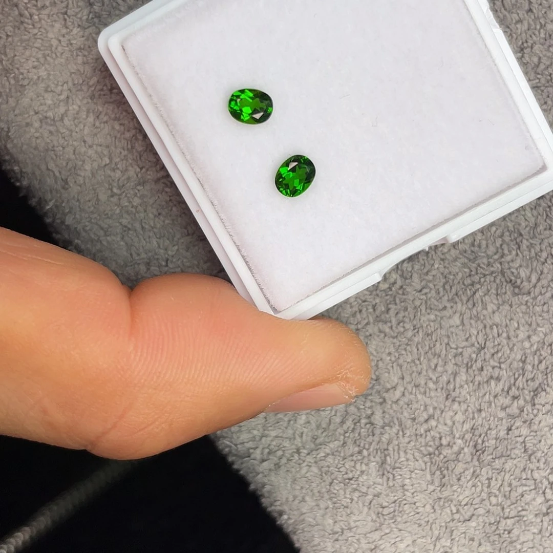 透辉石裸石未镶嵌一对