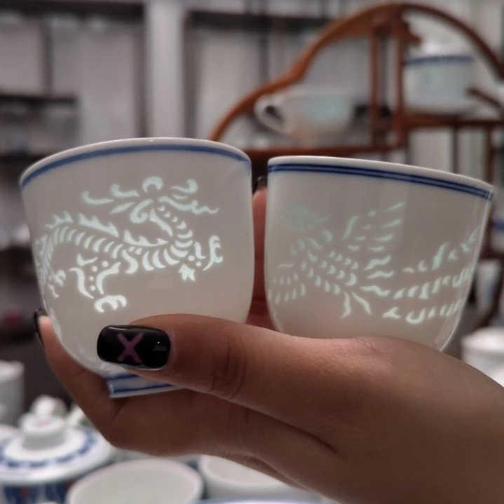 陶瓷暗刻龙凤对杯一对