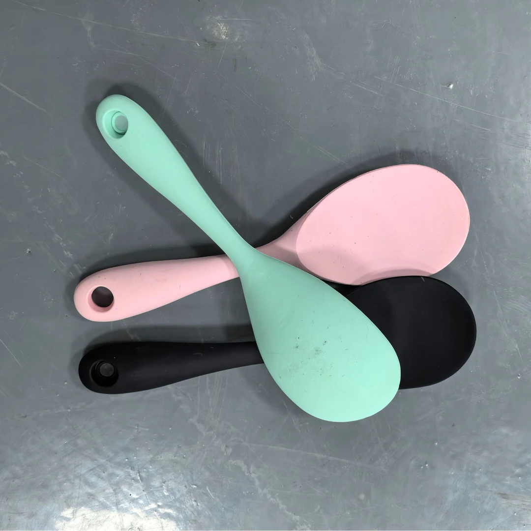 1把硅胶饭勺 颜色款式随机
