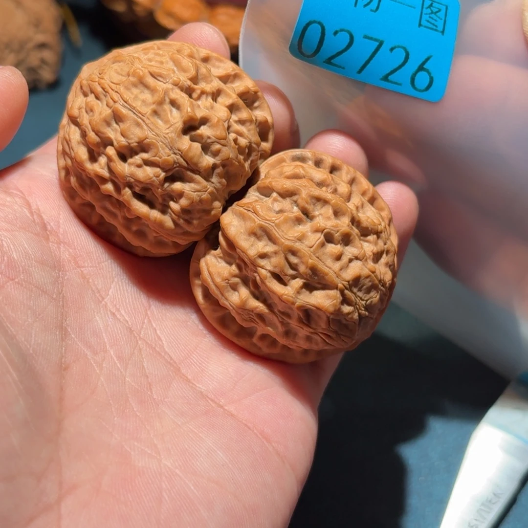 文玩核桃吊坠金牛