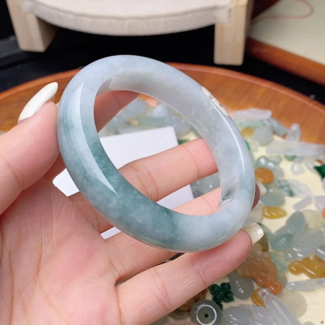 翡翠挂件未镶嵌翡翠