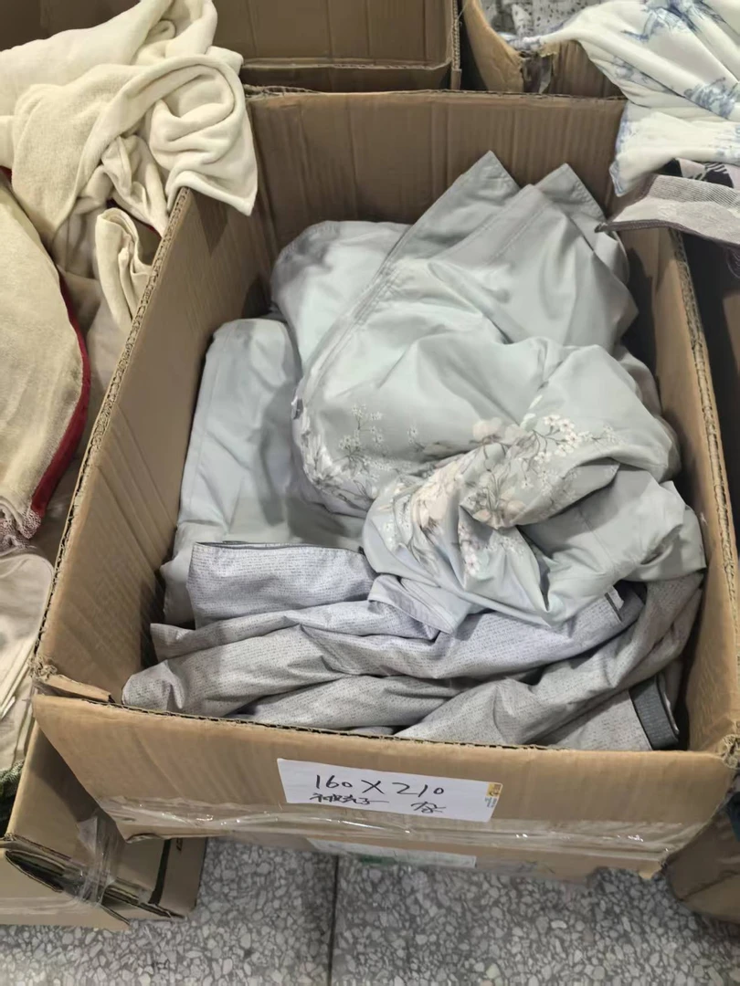 《厚广家》3楼150×200杂款化纤超软被壳子 不挑色 发1张微瑕疵