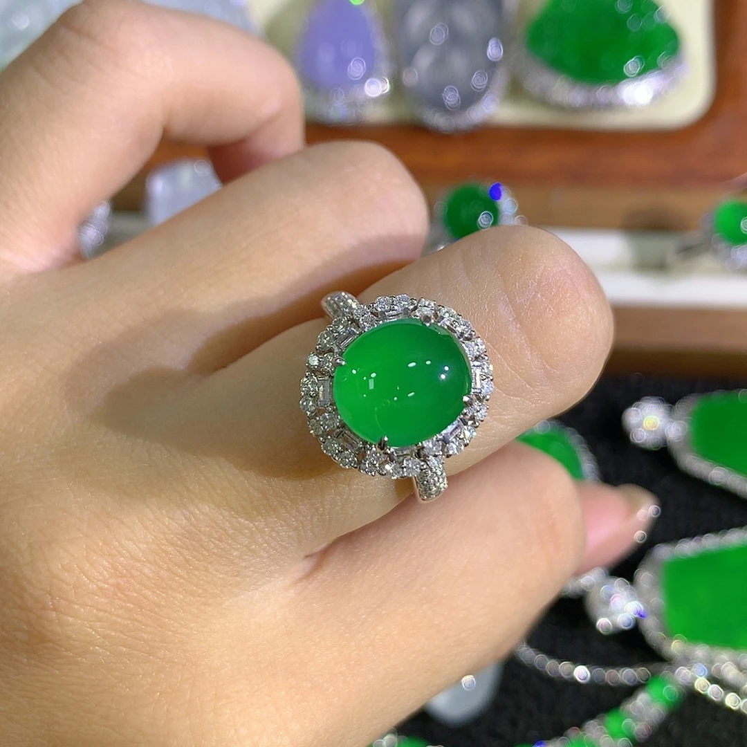 翡翠18K金镶嵌戒指蛋面