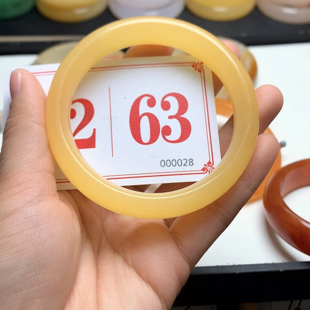 未镶嵌石英质玉（黄龙玉）手镯田*花