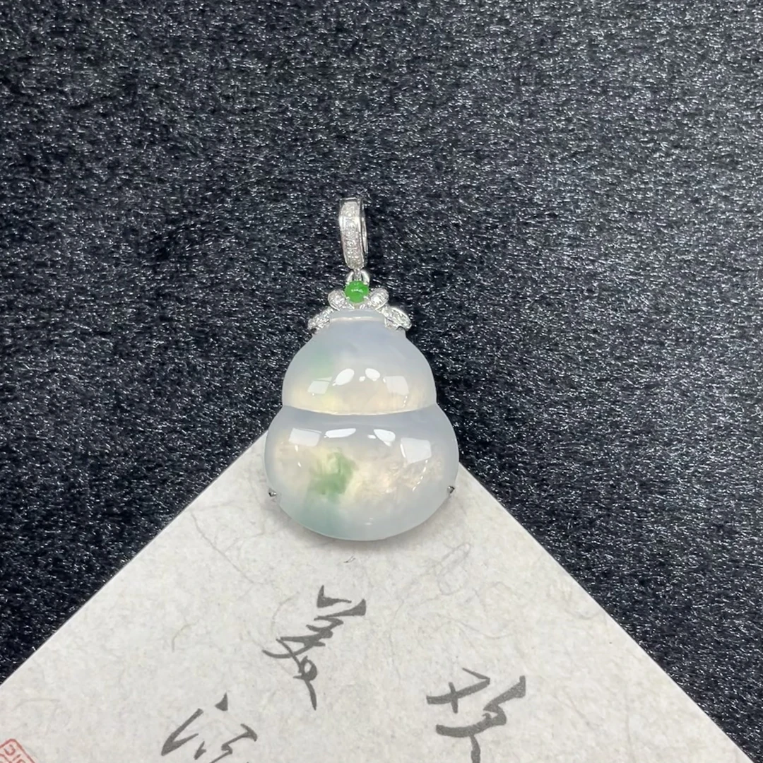 冰绿葫芦—翡翠18K金镶嵌吊坠(赠链)