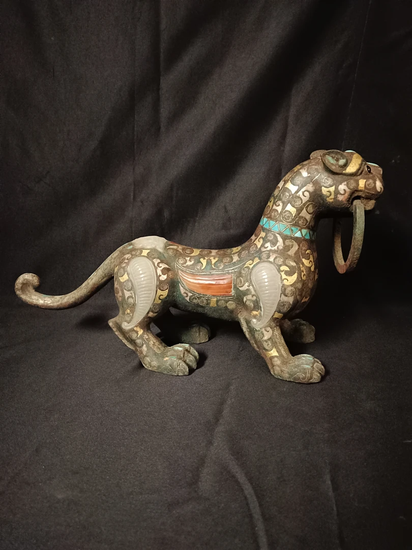 错金银纹镶嵌铜虎，长33cm，高19cm，重1740克。