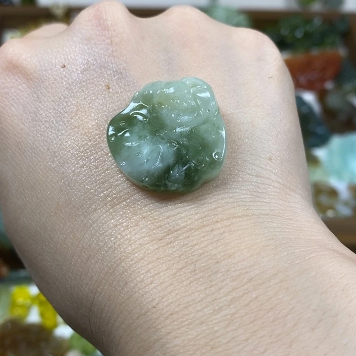 未镶嵌蛇纹石玉吊坠