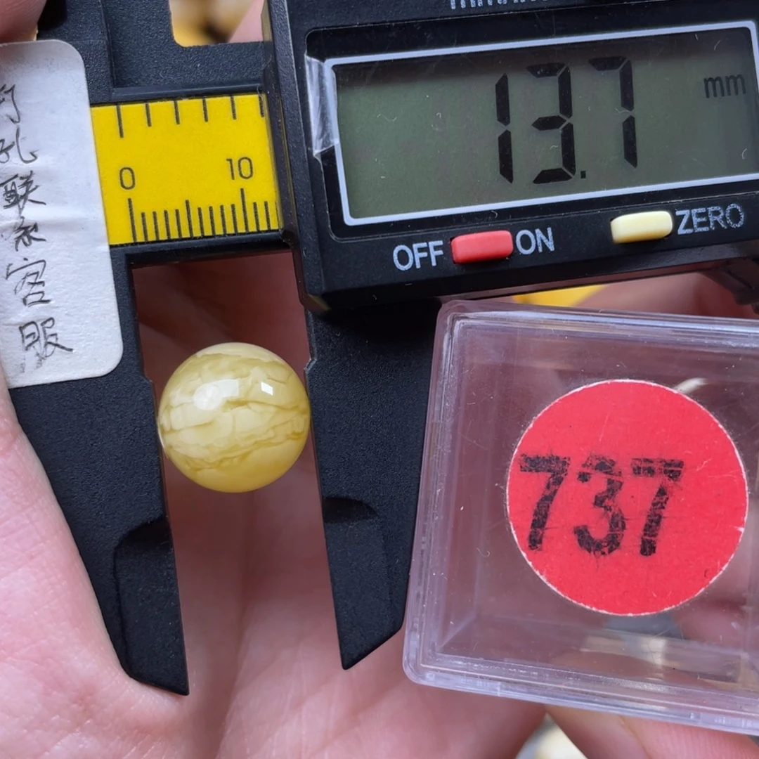 梁***牌蜜蜡未镶嵌珠宝奇石