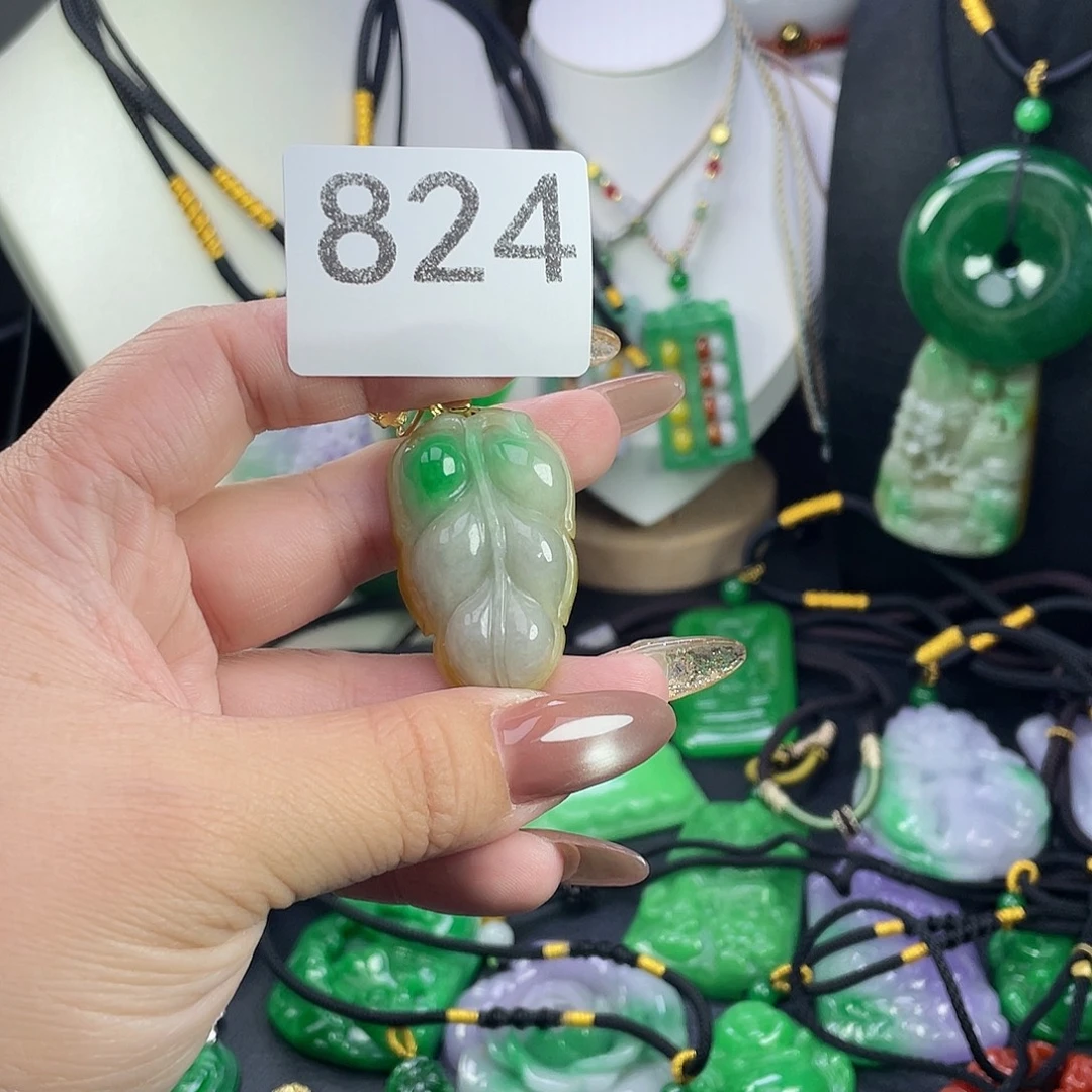 翡翠未镶嵌吊坠(赠链)