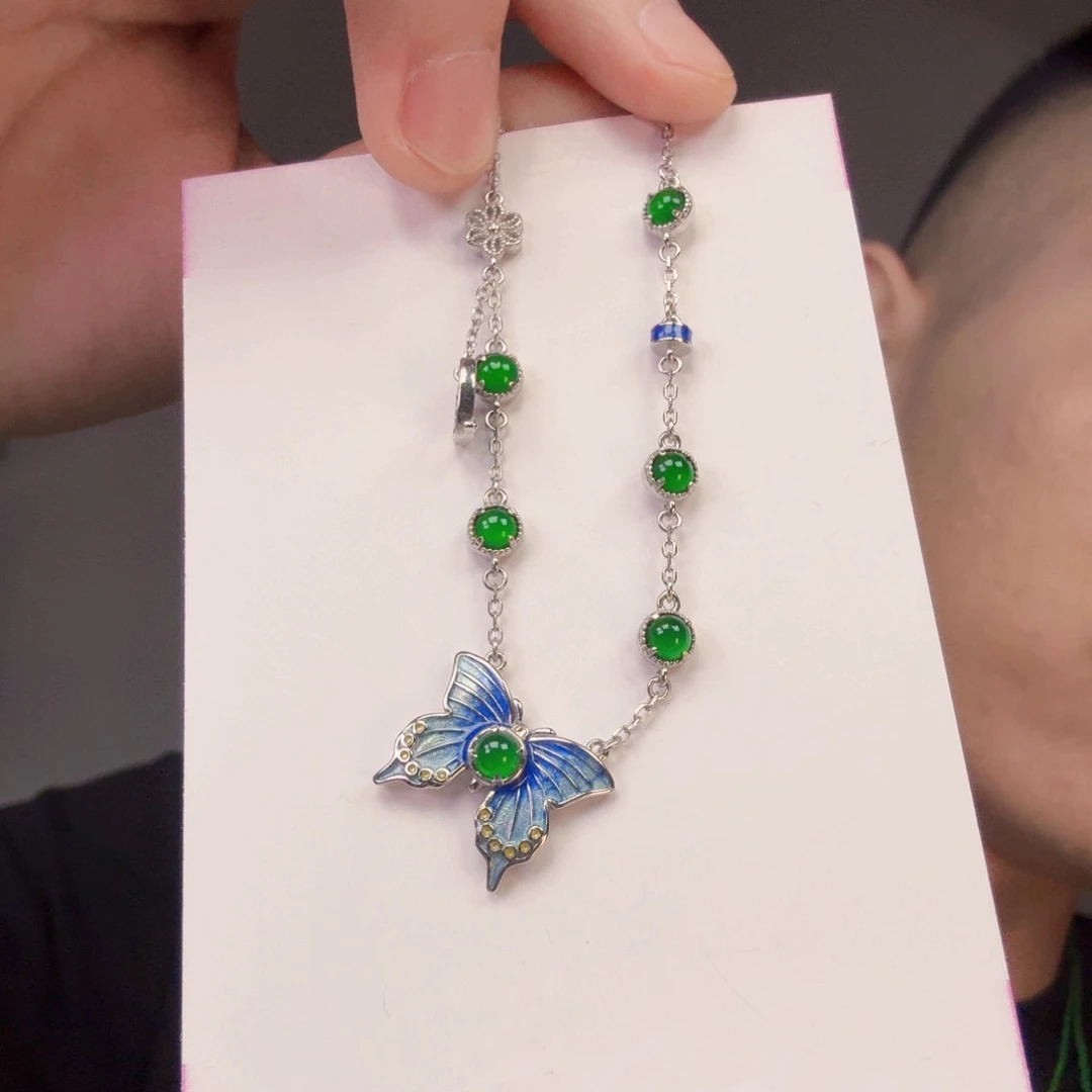 翡翠未镶嵌颈饰一件