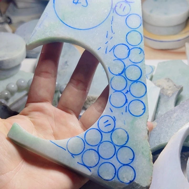 翡翠颈饰未镶嵌真*。