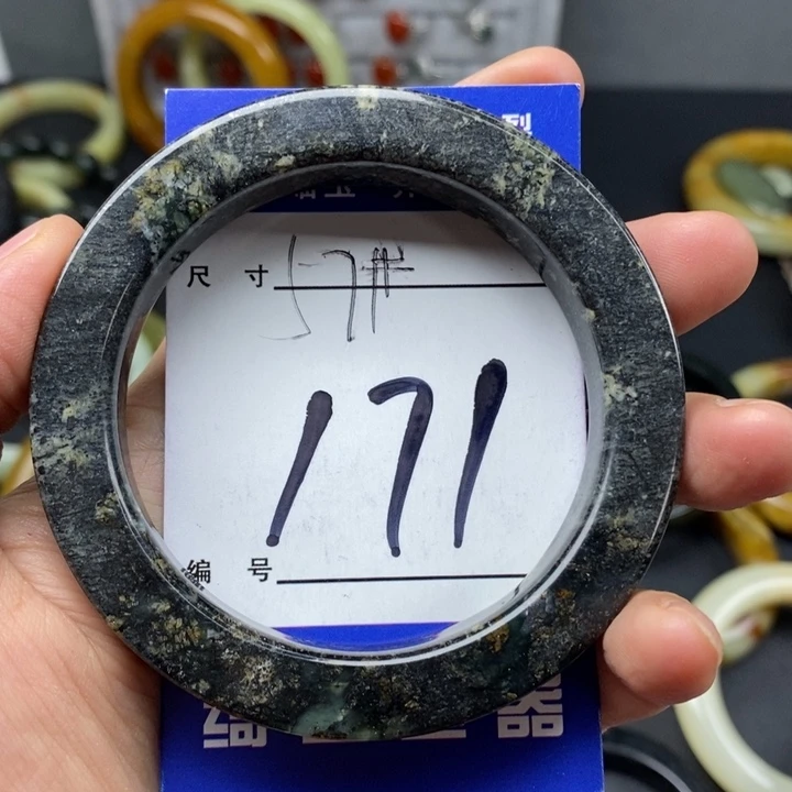 和田玉手镯未镶嵌美**生