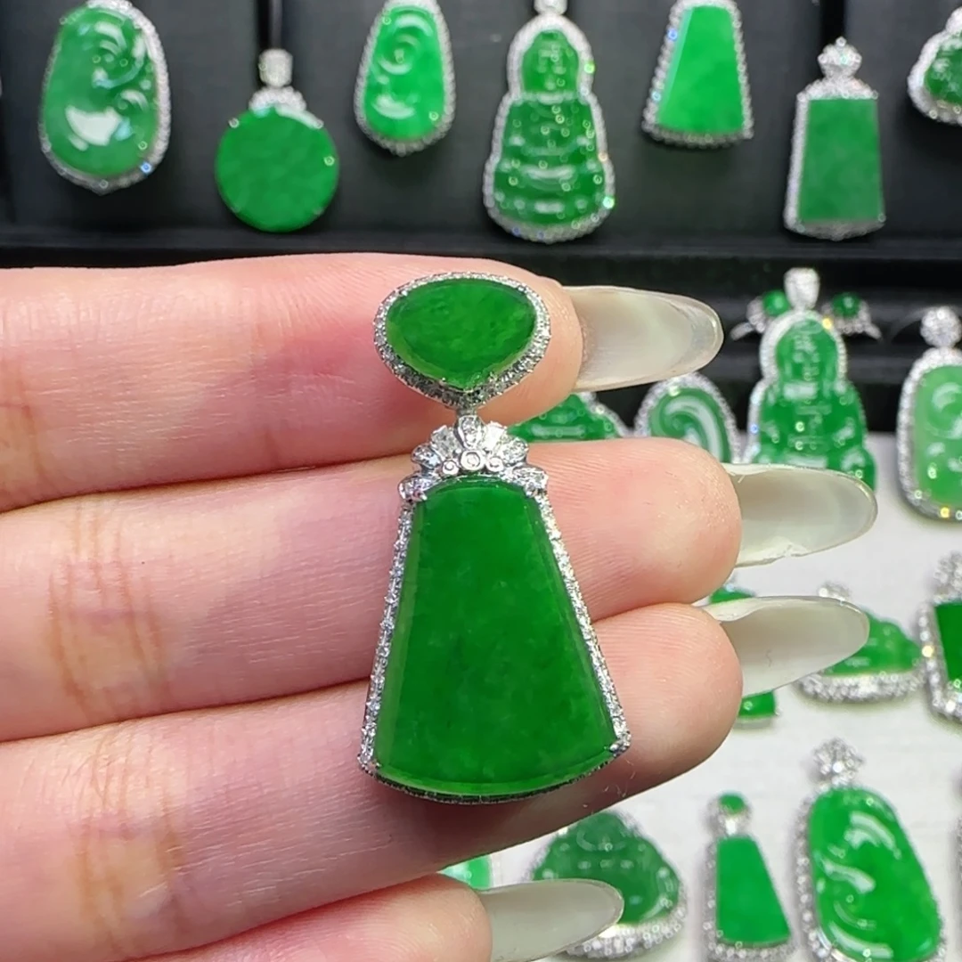 翡翠18K金镶嵌颈饰