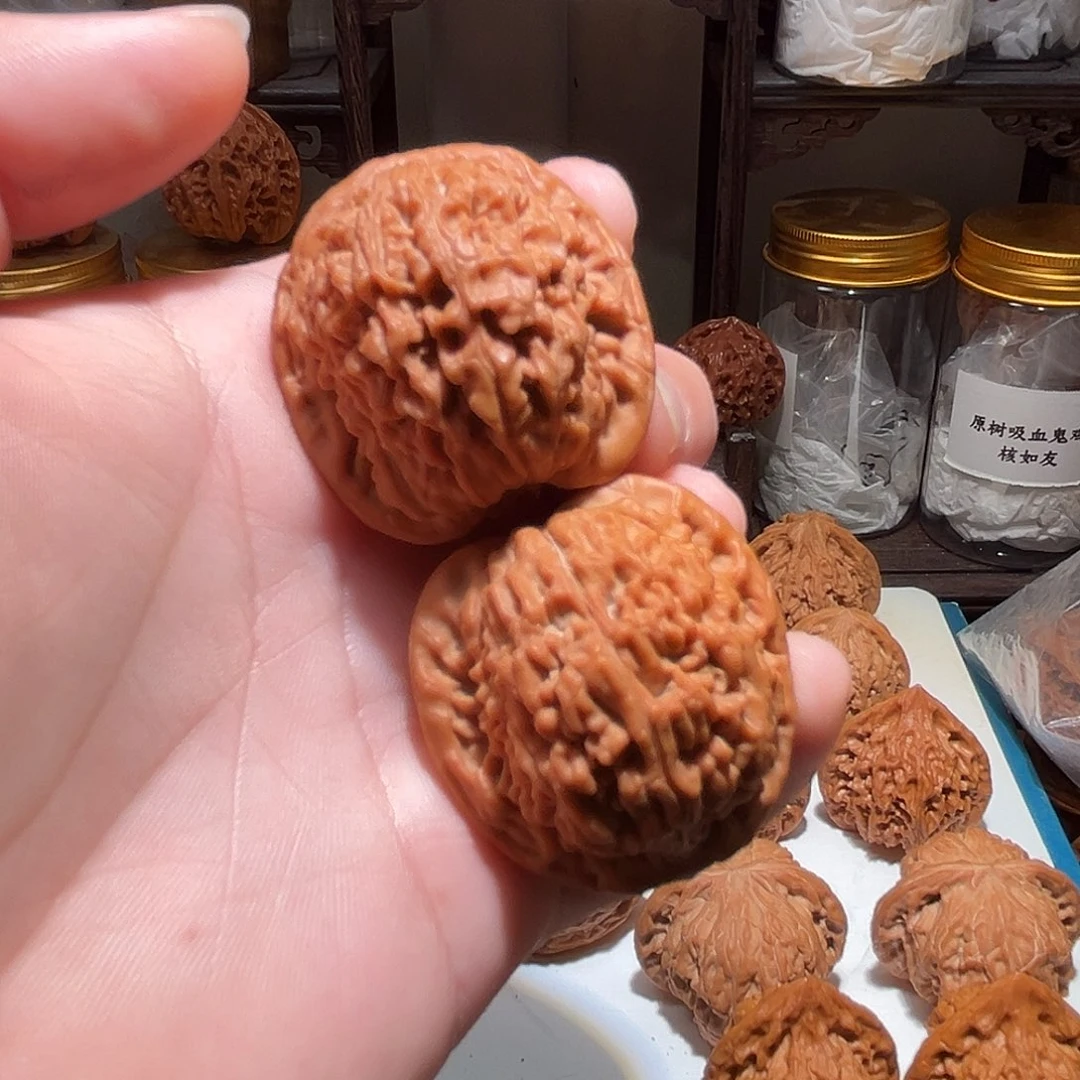 L***。文玩核桃吊坠莲花