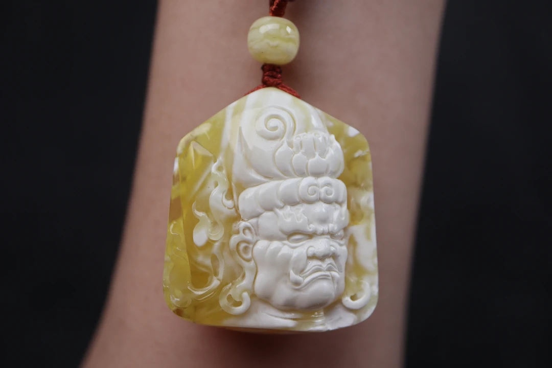 金瓷白蜜蜡不动冥王雕刻吊坠，蜜蜡顶珠，手工编织绳，裸重9.98g