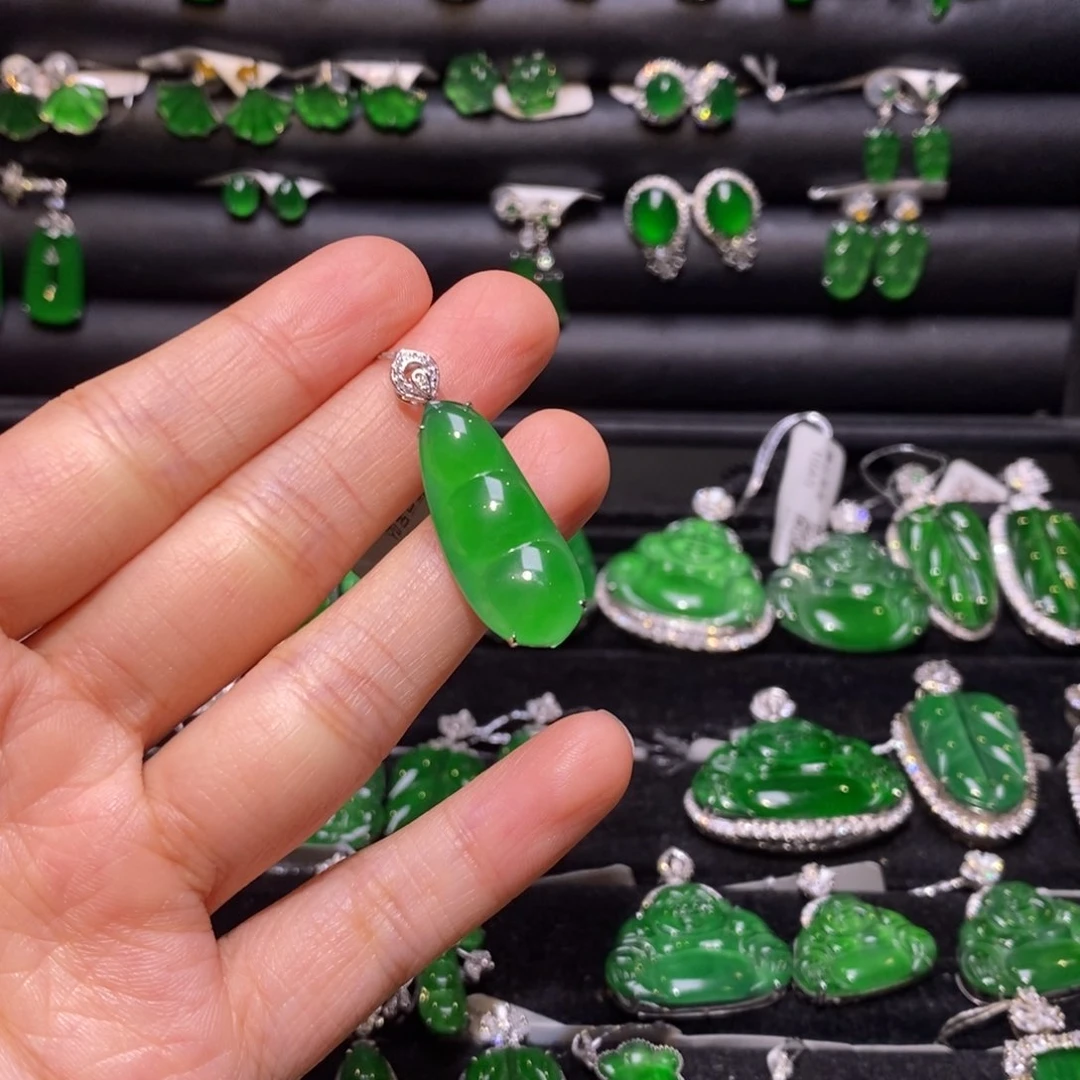 翡翠18K金镶嵌颈饰豆豆