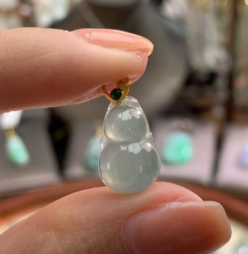 天然A货翡翠吊坠