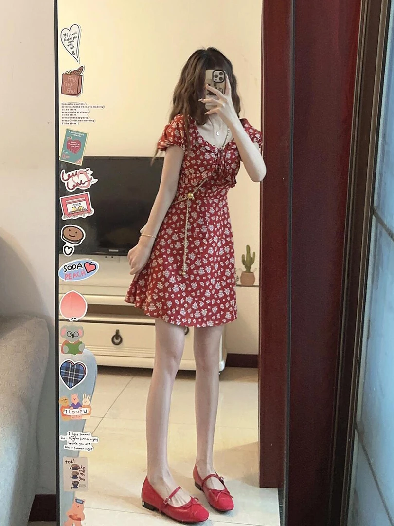 夏季红色碎花一字肩短裙女2025复古收腰显瘦短袖方领连衣裙女