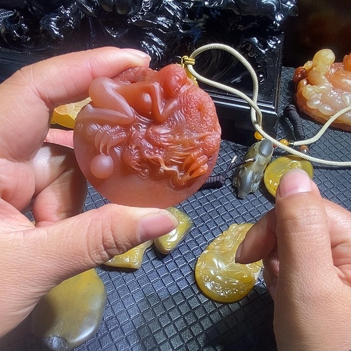 石英质玉（黄龙玉）未镶嵌颈饰