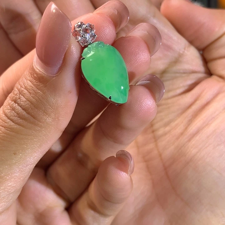 翡翠18K金镶嵌颈饰福瓜