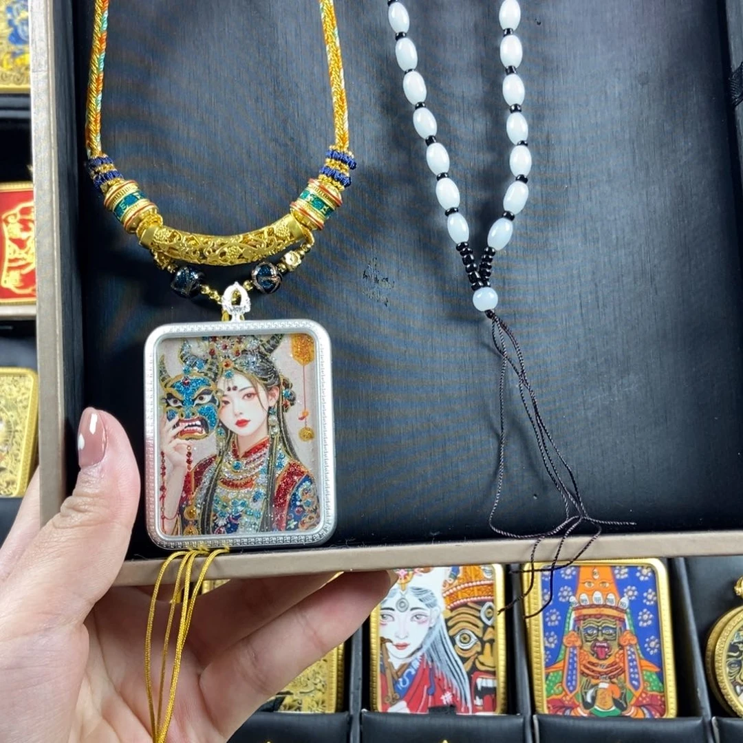 吊坠美丽的唐卡在这里结缘