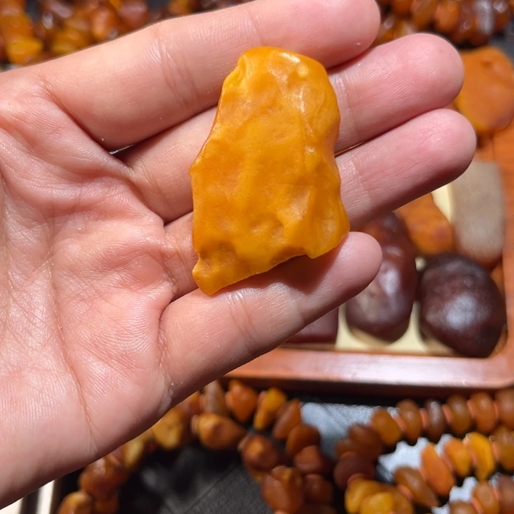 追***琴琥珀未镶嵌颈饰手串