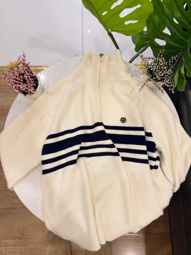 “漫漫风月”2025冬季新款条纹拼接立领针织上衣cc7554