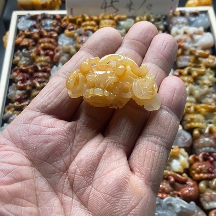 石英质玉（黄龙玉）未镶嵌颈饰