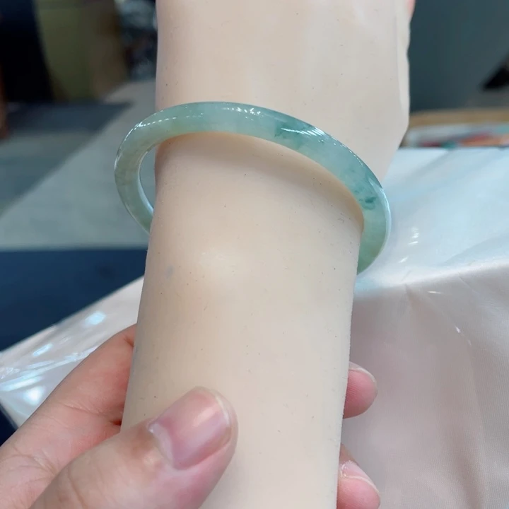 翡翠手镯未镶嵌手镯