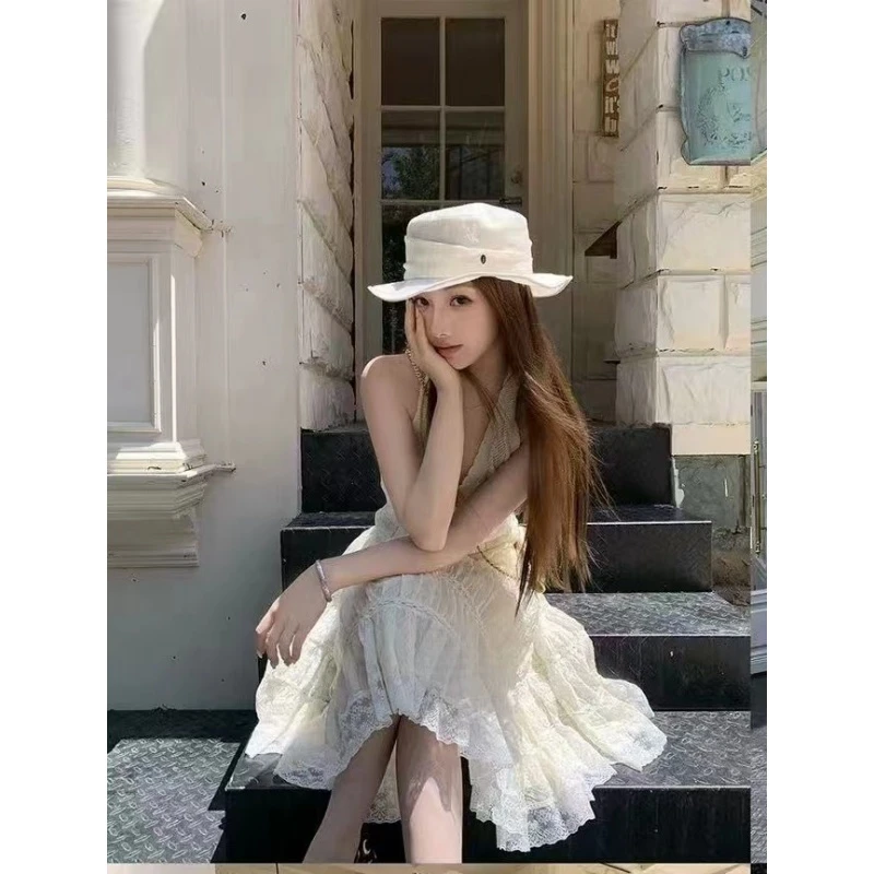 夏日韩系设计感小众纽扣挂脖吊带背心上衣高腰花边镂空半身裙套装