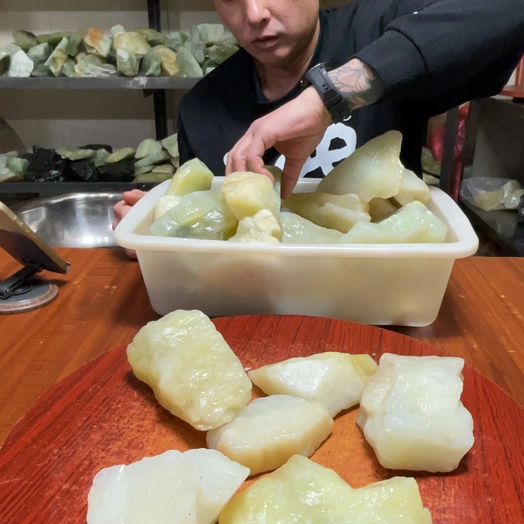 蛇纹石玉未镶嵌原石随机一袋有裂痕3斤半到4斤左右