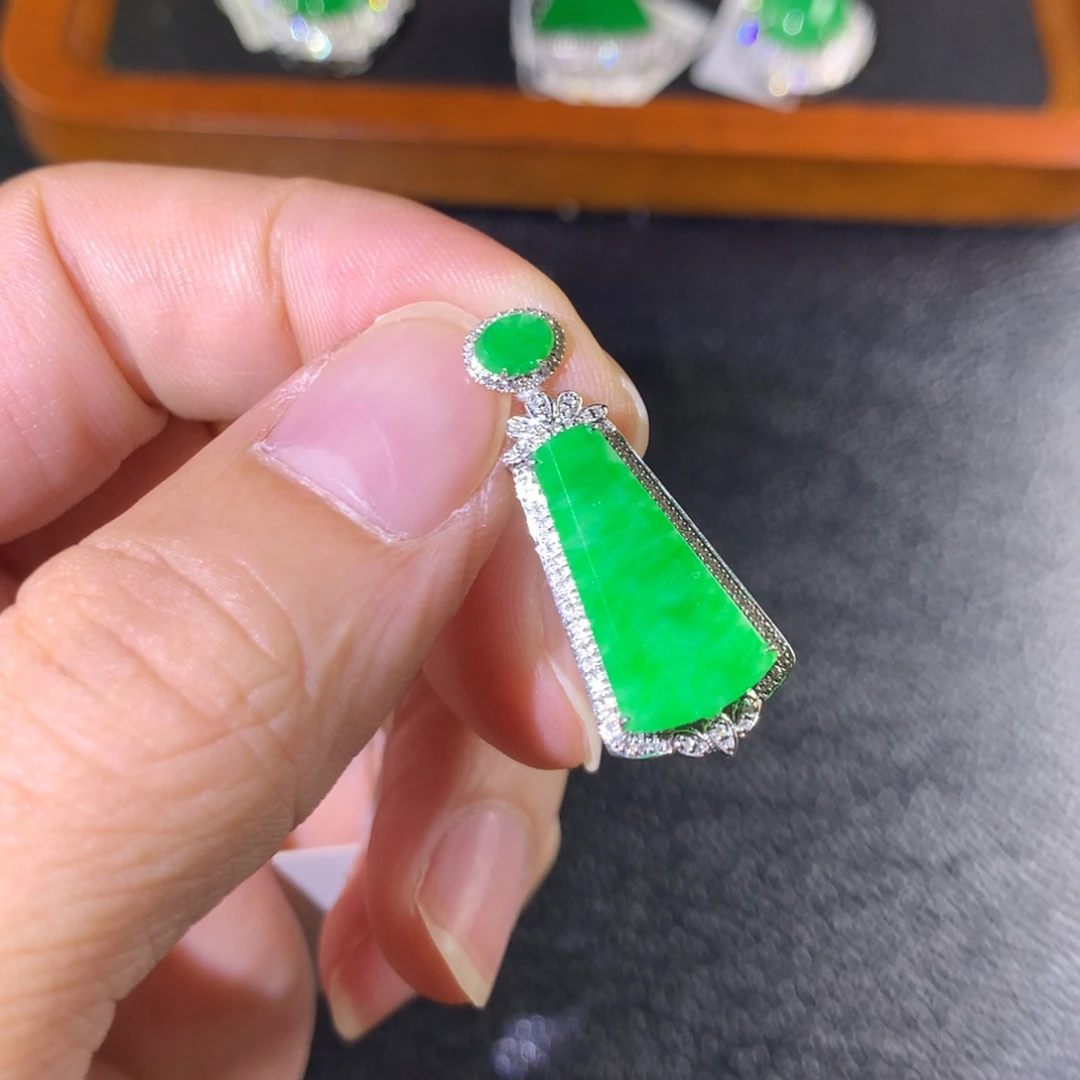 翡翠18K金镶嵌颈饰翡翠
