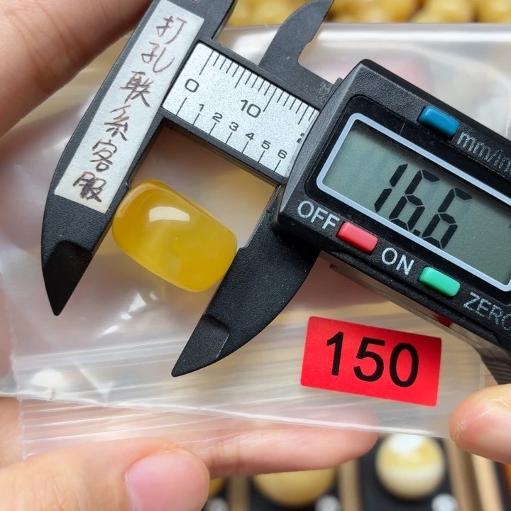 君***宝琥珀未镶嵌裸石蜜蜡微瑕