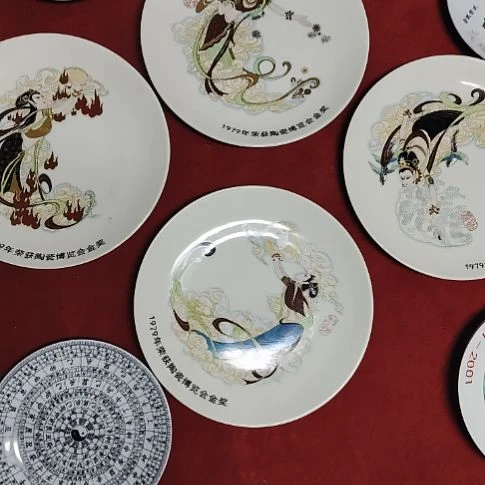 瓷片瓷片,各种摆件,均有瑕疵。沙锅!口直径35cm。