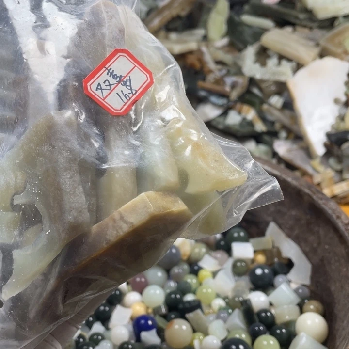 双***画和田玉未镶嵌珠宝奇石