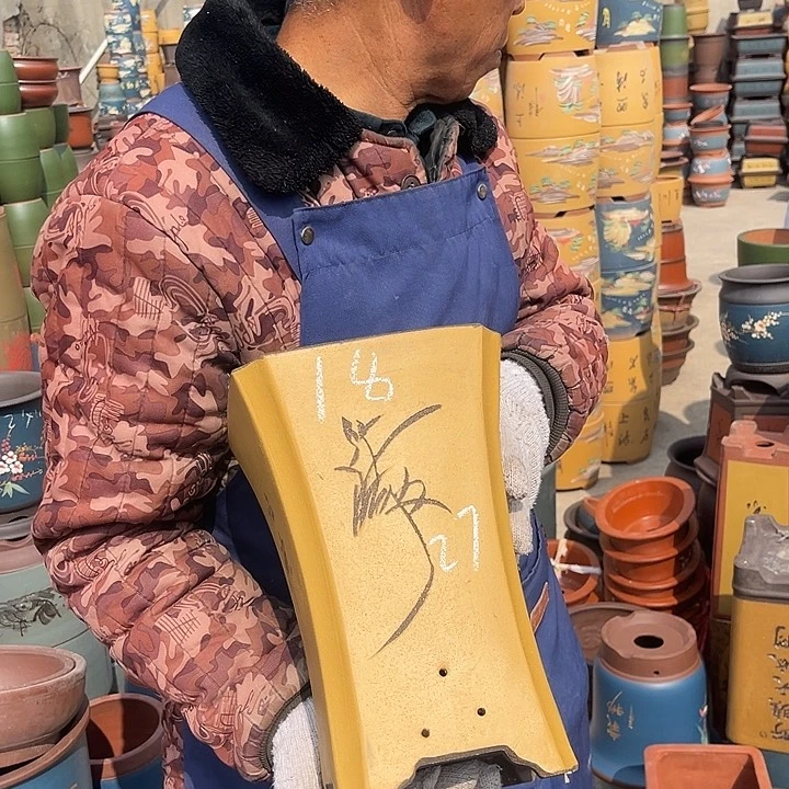 紫砂紫砂花盆和一条