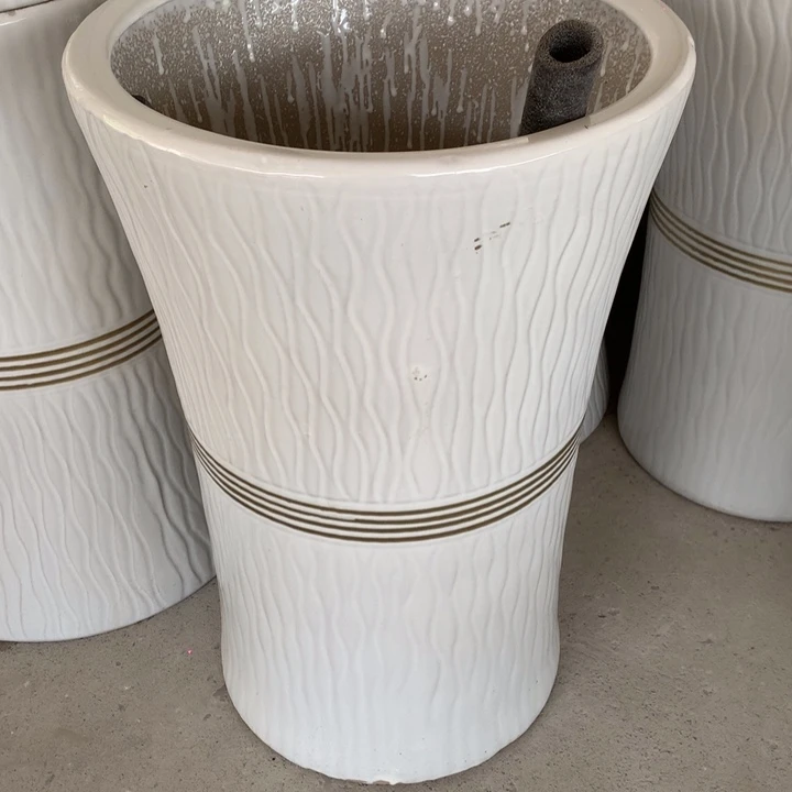 花盆里放了几颗小草莓给你小心