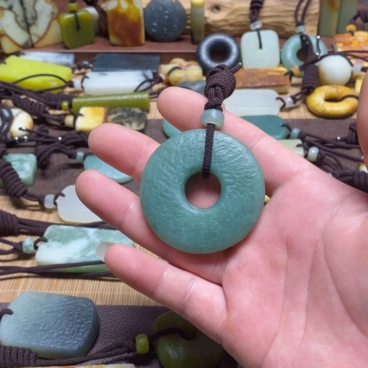 蛇纹石玉挂件未镶嵌你****呢