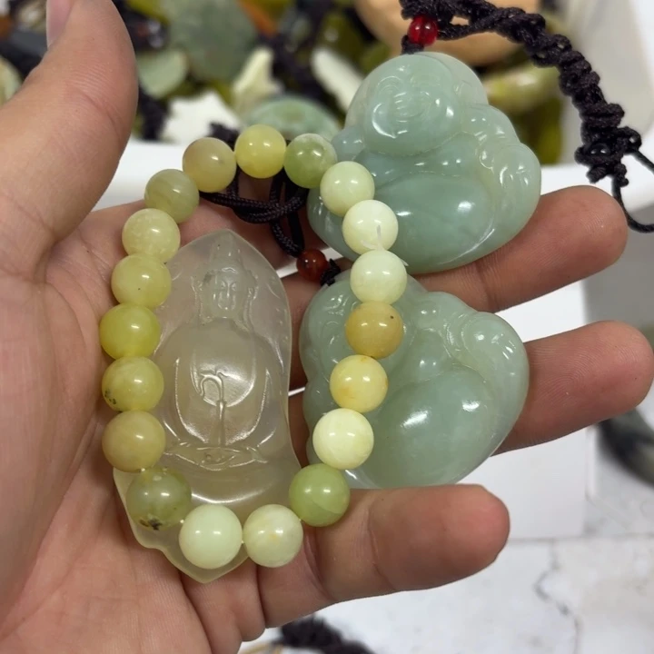 清***。蛇纹石玉未镶嵌手镯