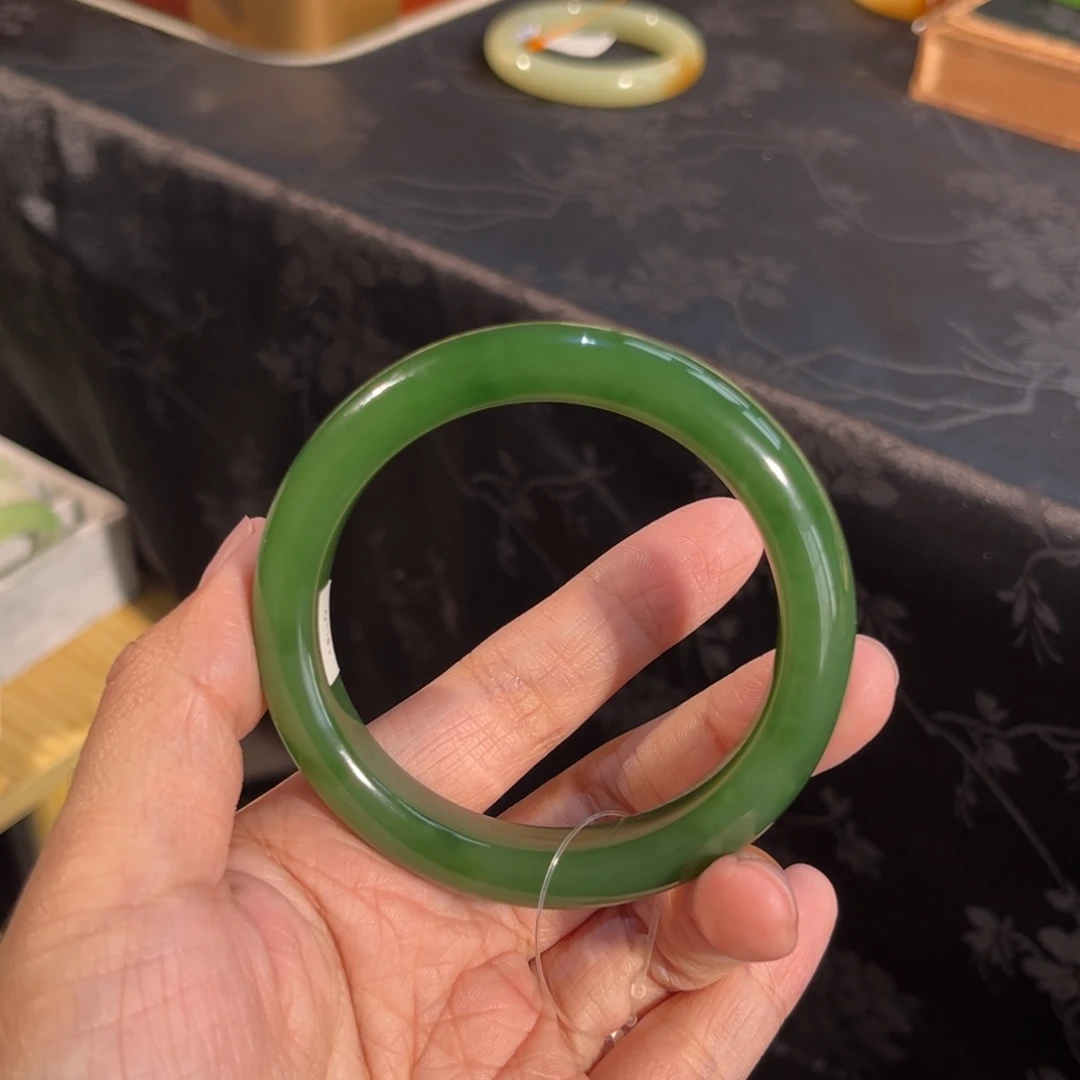 Y***婳和田玉未镶嵌手镯   辣绿